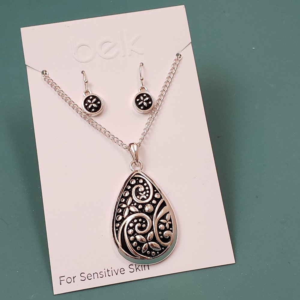 belk, NWT, silver black fashion pendant necklace & earring set,